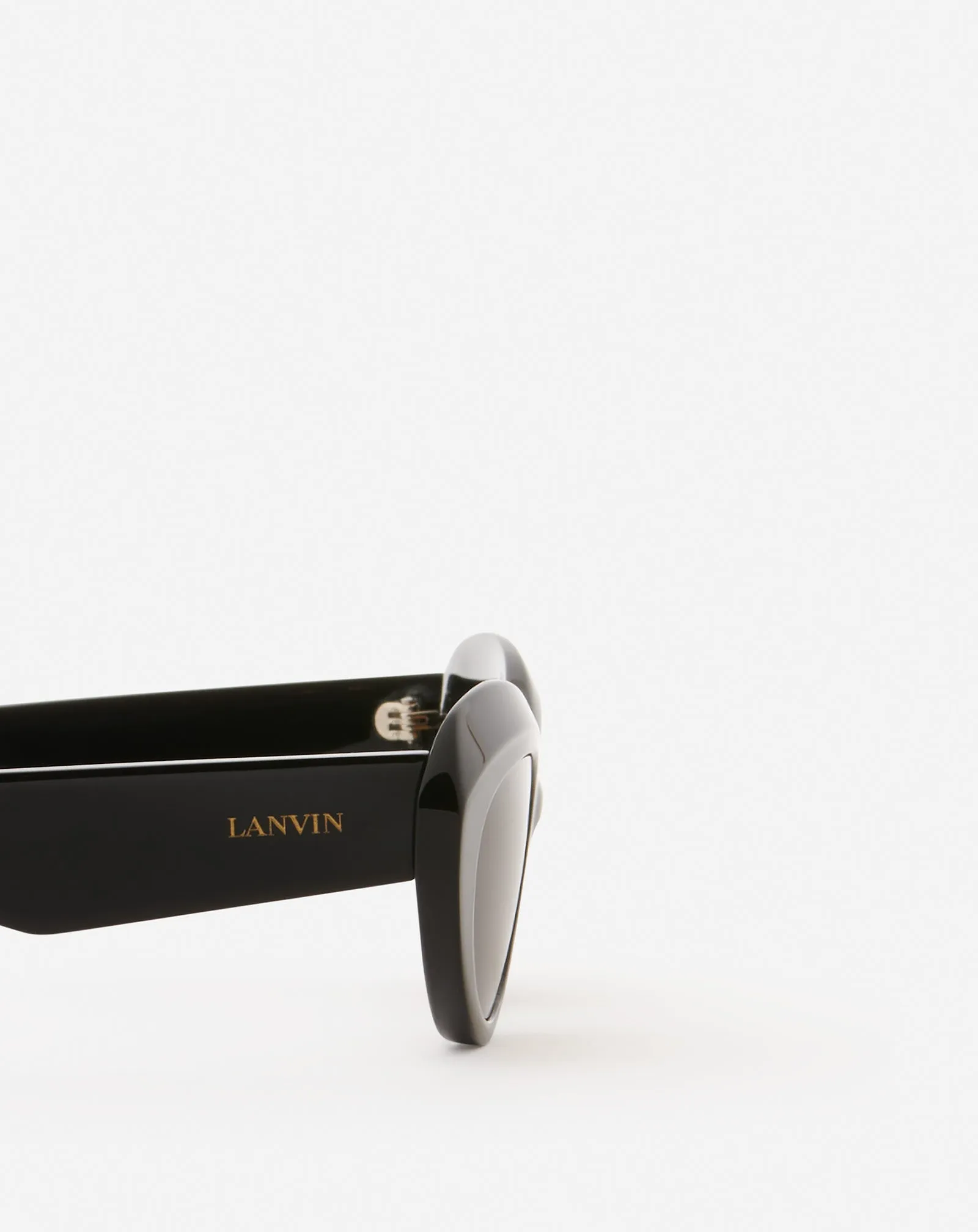 SIGNATURE SUNGLASSES